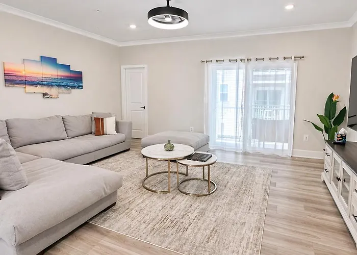 3 En-suite Townhome - 5 Min Walk To - Sleeps 10 - Community Pool *