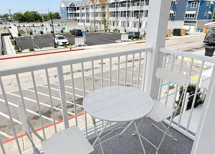 Holiday home 3 En-suite Townhome - 5 Min Walk To - Sleeps 10 - Community Pool