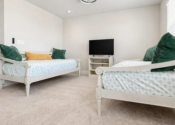 3 En-suite Townhome - 5 Min Walk To - Sleeps 10 - Community Pool Holiday home
