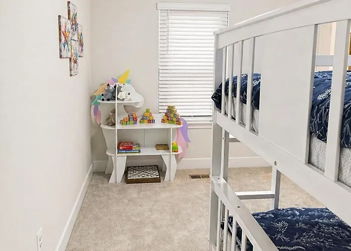 Holiday home 3 En-suite Townhome - 5 Min Walk To - Sleeps 10 - Community Pool Ocean City