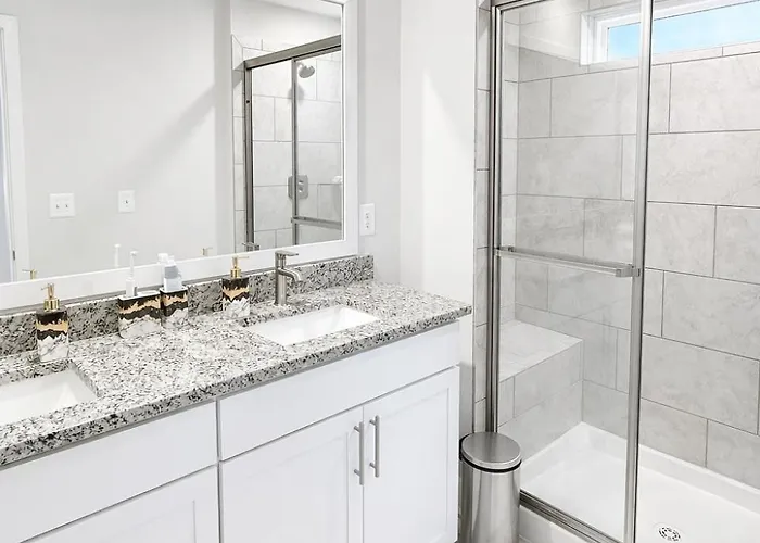 3 En-suite Townhome - 5 Min Walk To - Sleeps 10 - Community Pool *