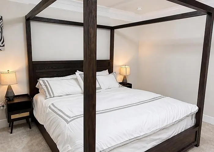 3 En-suite Townhome - 5 Min Walk To - Sleeps 10 - Community Pool *