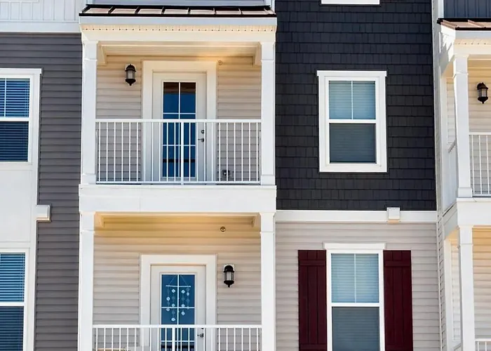 3 En-suite Townhome - 5 Min Walk To - Sleeps 10 - Community Pool *