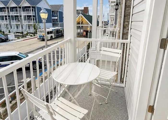 3 En-suite Townhome - 5 Min Walk To - Sleeps 10 - Community Pool