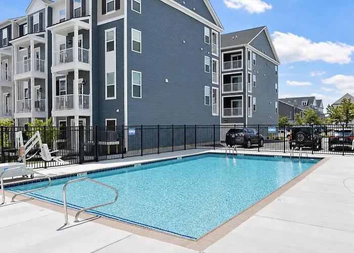 Holiday home 3 En-suite Townhome - 5 Min Walk To - Sleeps 10 - Community Pool