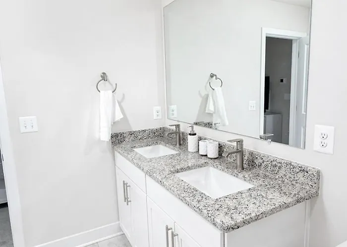 Holiday home 3 En-suite Townhome - 5 Min Walk To - Sleeps 10 - Community Pool *