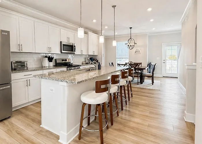 Holiday home 3 En-suite Townhome - 5 Min Walk To - Sleeps 10 - Community Pool *