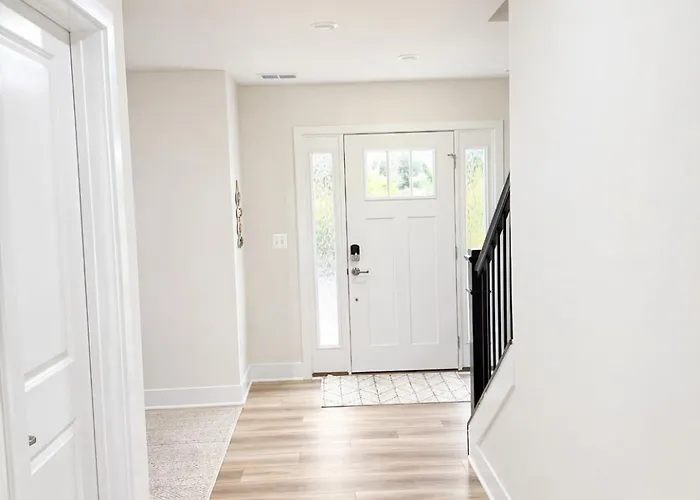 Holiday home 3 En-suite Townhome - 5 Min Walk To - Sleeps 10 - Community Pool
