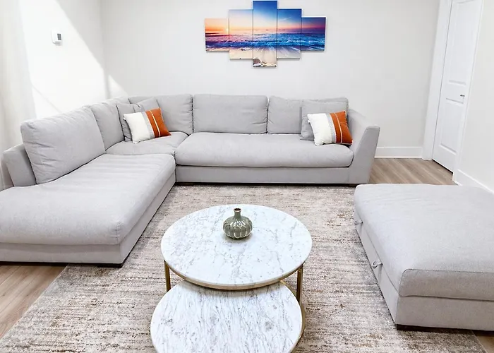 3 En-suite Townhome - 5 Min Walk To - Sleeps 10 - Community Pool Holiday home *