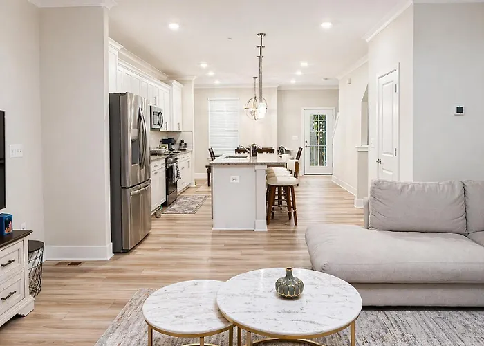 3 En-suite Townhome - 5 Min Walk To - Sleeps 10 - Community Pool Holiday home *