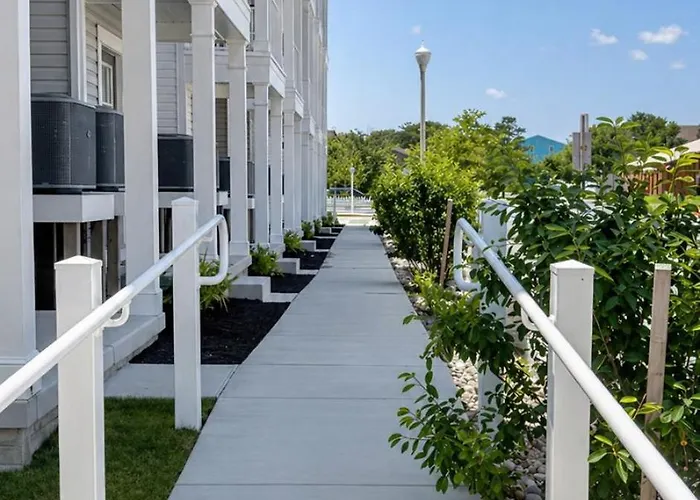 Holiday home 3 En-suite Townhome - 5 Min Walk To - Sleeps 10 - Community Pool