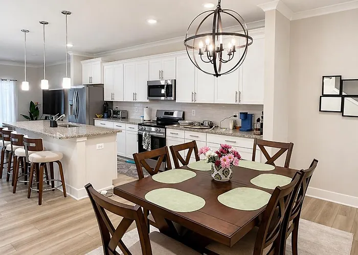 Holiday home 3 En-suite Townhome - 5 Min Walk To - Sleeps 10 - Community Pool *