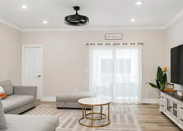 Holiday home 3 En-suite Townhome - 5 Min Walk To - Sleeps 10 - Community Pool