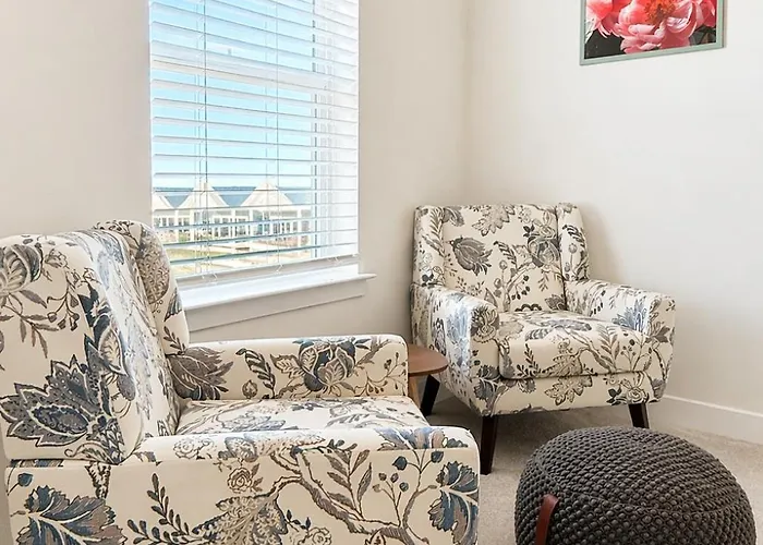 3 En-suite Townhome - 5 Min Walk To - Sleeps 10 - Community Pool *