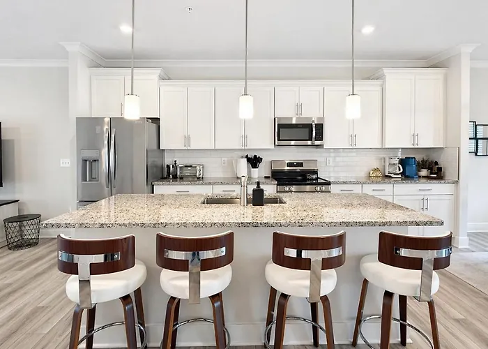 3 En-suite Townhome - 5 Min Walk To - Sleeps 10 - Community Pool Holiday home