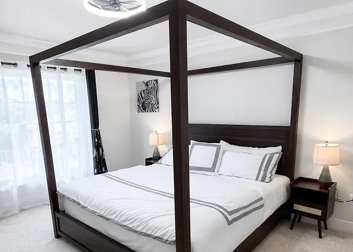 3 En-suite Townhome - 5 Min Walk To - Sleeps 10 - Community Pool Holiday home *